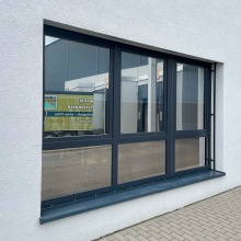 Sonnenschutzfolie an Bürofenstern