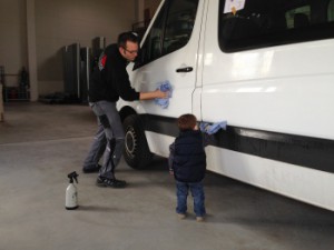 Grundreinigung vor Fahrzeugbeklebung